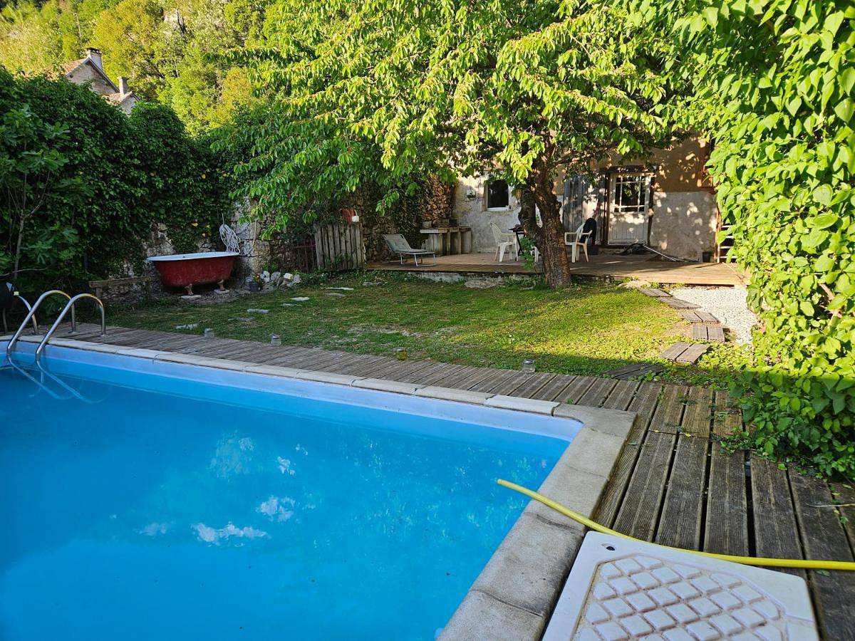 Appartement de vacances entier, Chambre familiale,150m2 et piscine privée in Groslée-Saint-Benoît, Belley