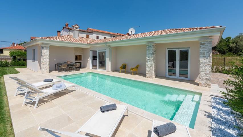 Villa für 5 Personen, mit Balkon/Terrasse und Garten sowie Pool in Umag