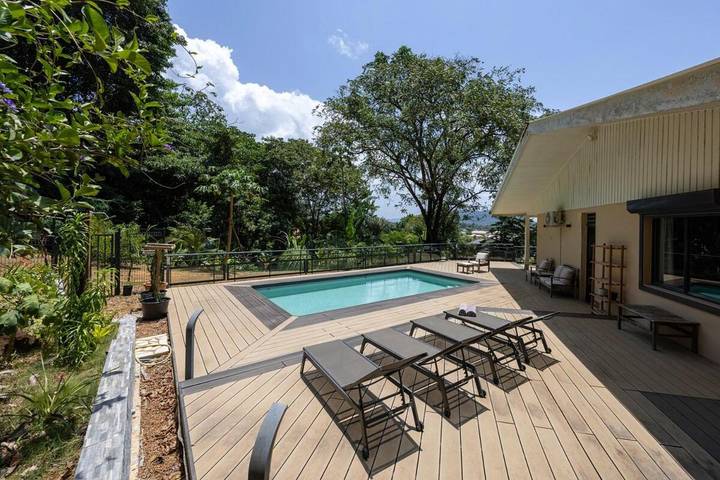 Villa pour 10 personnes, avec piscine et vue ainsi que jardin et terrasse, animaux acceptés