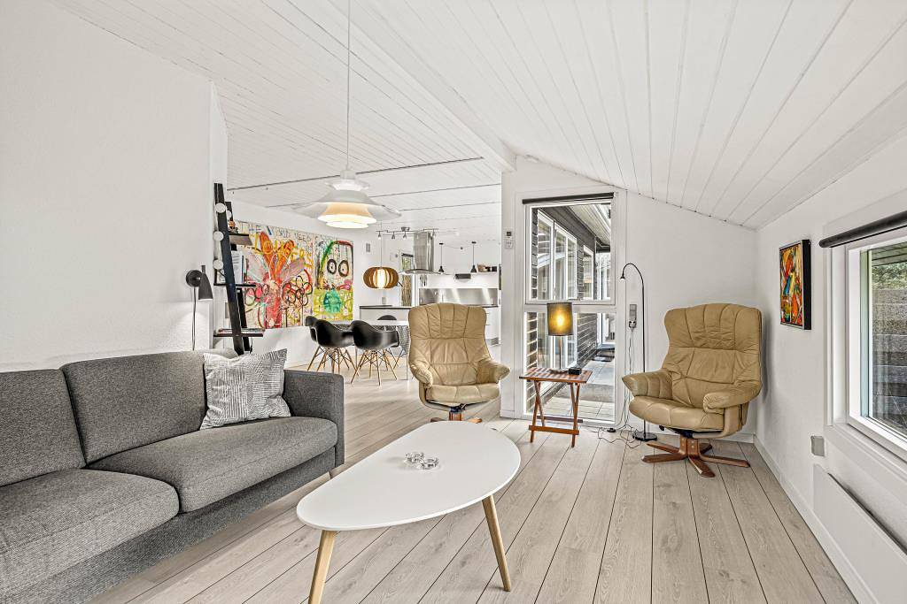 Helles und stilvolles Ferienhaus mit Kamin in ungestörter Lage in Houstrup, Varde