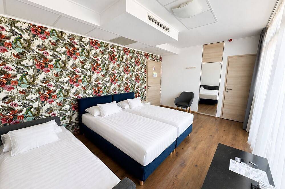 Beautiful Rooftop Triple Room bed & breakfast with Ac in Budapest in Budapest, Danube-Ipoly National Park