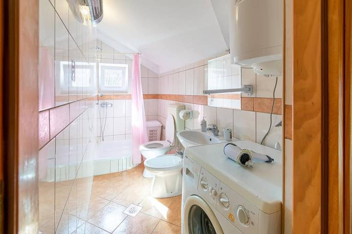 Appartamento intero, Appartamento di due stanze con terrazzo Ugliano - Ugljan in Ugliano, Isola di Ugljan