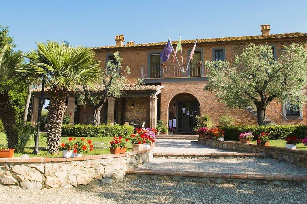 Ganze Wohnung, 40 sqm apartment located on the first floor consisting of a living room with double sofa bed and satellite Tv, equipped kitchenette, refrigerator.A double bedroom and bathroom. Private parking. in Castagneto Carducci, Etruskische Küste