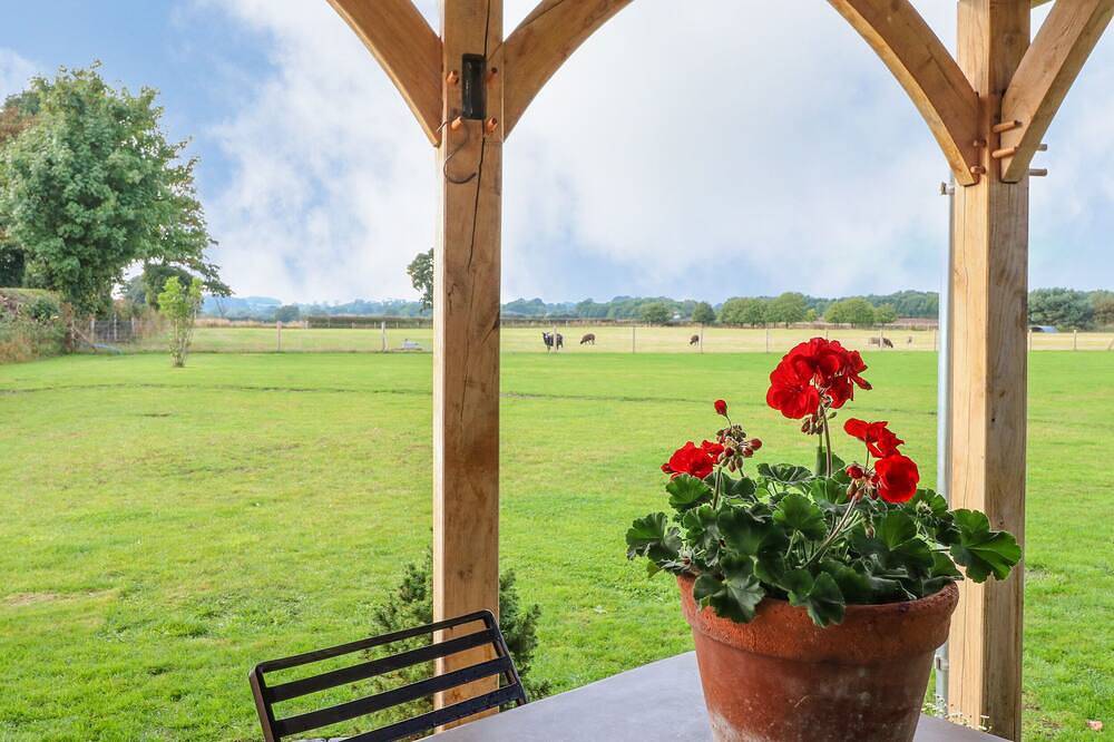 The Jenny Wrennery, romantic, character holiday cottage in Rugeley in Staffordshire