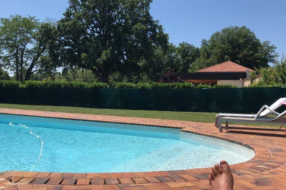L Orangerie de Chatel pour 8 2019 Figaro Magazine cover heated swimming poll in Cleppé, Montbrison