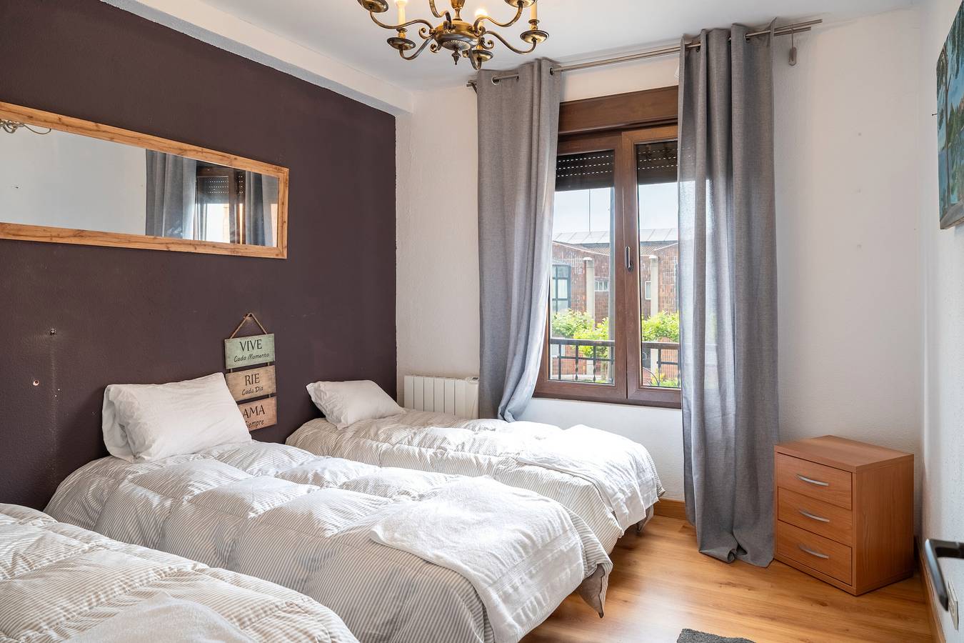 Ferienhaus 'Kleines Gelbes Haus' mit Privatterrasse in Moreda, Gijón