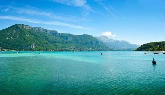 Location de vacances pour 10 personnes, avec vue ainsi que terrasse et piscine à Gilly-sur-Isère - 4