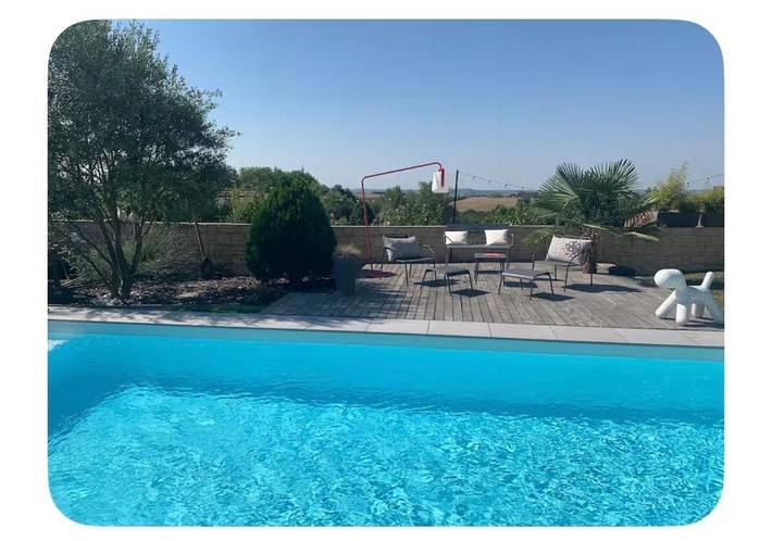 Location de vacances pour 8 personnes, avec terrasse ainsi que piscine et vue à Cagnac-les-Mines