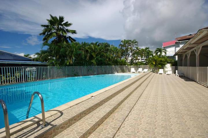 Gîte pour 4 personnes, avec piscine ainsi que vue et terrasse dans Port De Saint Francois - 2