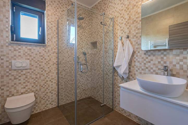 Moderne Villa mit beheiztem Privatpool in ruhiger Lage nahe Pula in Marčana, Südküste Istrien