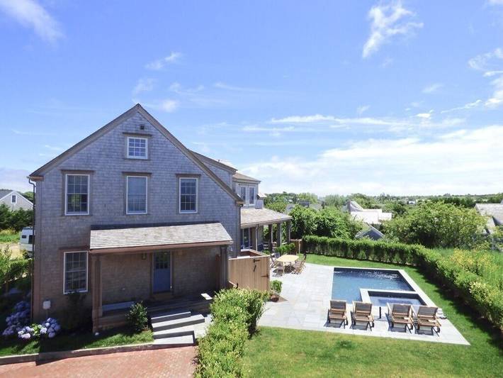 Vacation rental for 10 people, with terrace and yard as well as hot tub in Nantucket Island