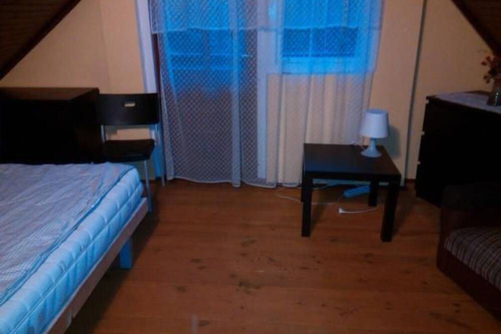 Freistehendes Haus mit eingezäuntem Grundstück an einer Lagune in Region Lodz