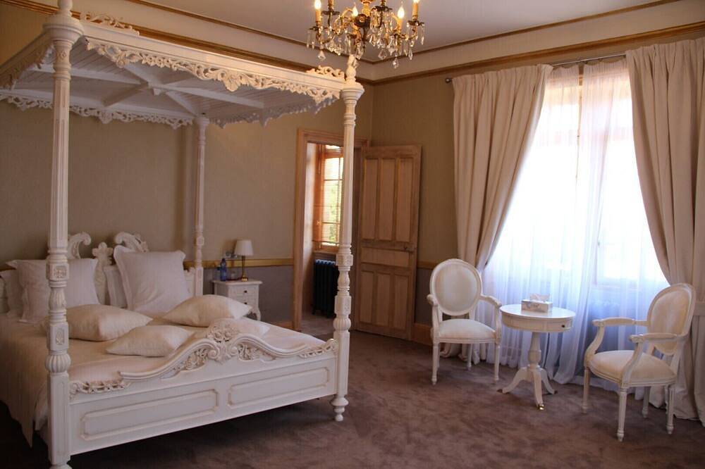 Luxury Renovated Castle Beguin - 18 rooms for max 40/50 persons, pool, tennis... in Lurcy-Lévis, Allier