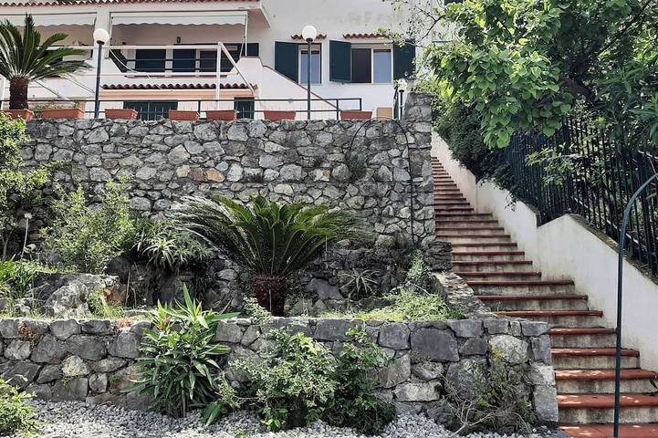 Vacation rental for 4 people, with yard in Calabria