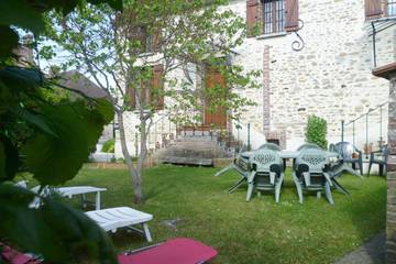 Gîte pour 7 personnes, avec vue et jardin à Chéu