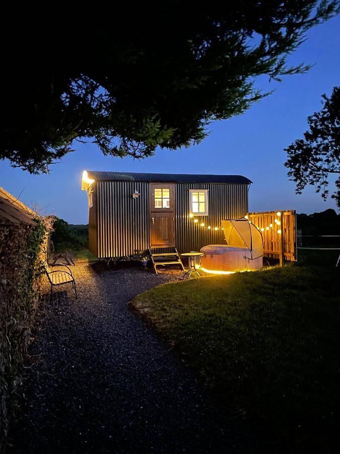 Sheelin Huts Blue, Hot-tub available From 1st April until 1st November in Ballymachugh ED, County Cavan