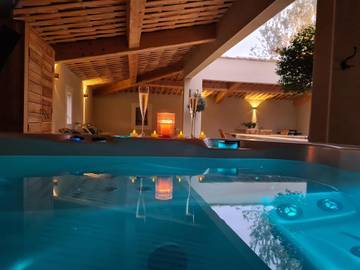 Location de vacances pour 6 personnes, avec jardin ainsi que piscine et vue à Grans