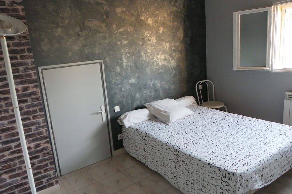 Family Home With Private Pool Sleeps 10 in Châteauneuf-du-Pape, Vaucluse
