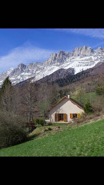 Location de vacances pour 12 personnes, avec vue ainsi que terrasse et jardin à Saint-Andéol