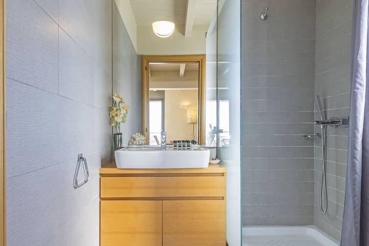 Ganze Wohnung, Sonniges Penthouse & moderne Annehmlichkeiten ★ Meerblick ★ in Rhodos Stadt, Rhodos