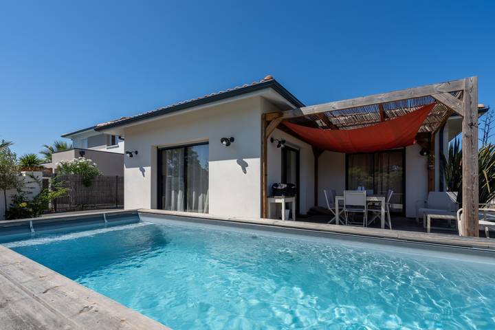 Maison de vacances pour 6 personnes, avec Terrasse ainsi que Jardin et Piscine dans Cazaux
