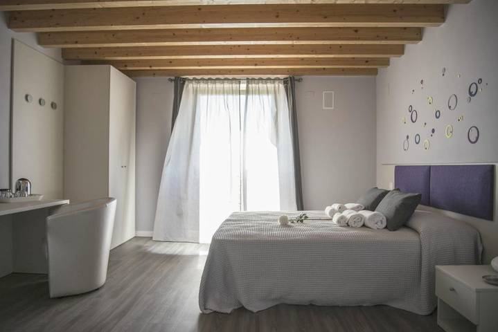 Location de vacances pour 2 personnes, avec Terrasse et Jardin ainsi que Piscine et Vue à Lonato del Garda - 4
