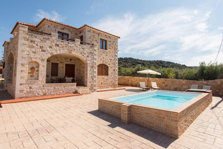 Villa pour 5 personnes, avec Balcon et Terrasse ainsi que Jardin et Piscine