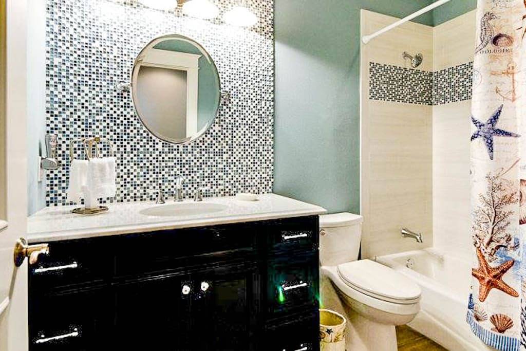 Modern home near Gulf beaches with private heated pool & Wifi in Holmes Beach, Anna Maria Island