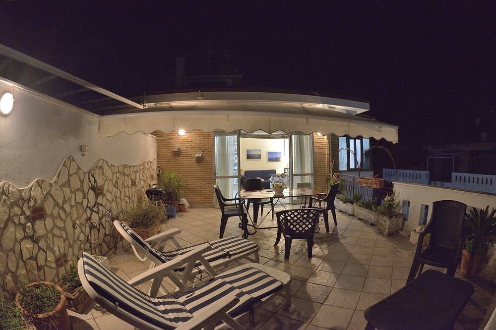 Apartamento entero, An apartment nestled in the sun 110 meters from the sea in Scauri, Provincia de Latina