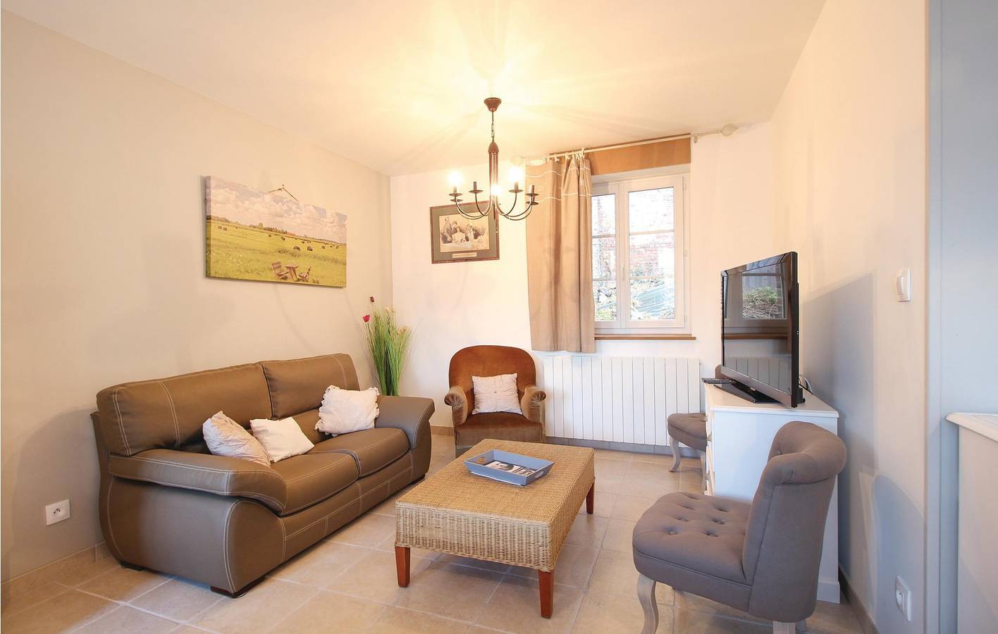 Cozy Apt with TV, Garden & River View in Fontaine-le-Dun, Dieppe region