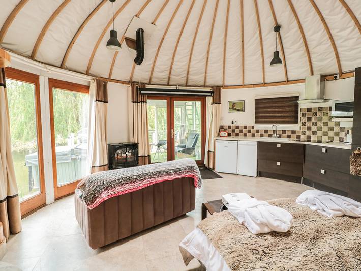 Hut for 2 people, with Hot tub and Sauna in Bourton-on-the-Water