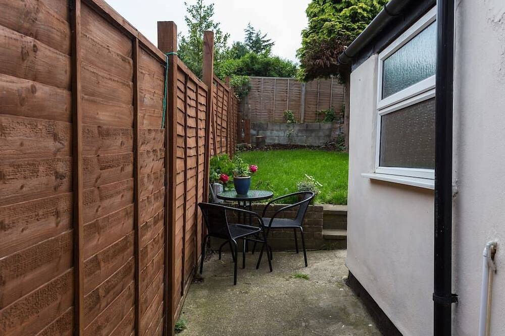 Ashton House Luton Accommodation in Luton, Chiltern Hills