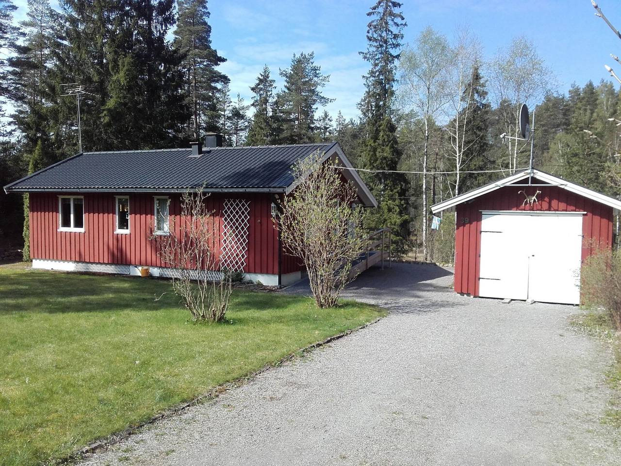 "Flodavägen 39" mit privatem Parkplatz in Bollebygd, Västergötland