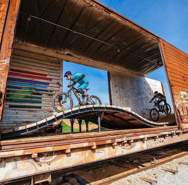 Tᕼe ᗰᗩi ᑎ ᒪ Oᗪge • Moderner Komfort von Trails & Museum in Bentonville, Ozark Mountains