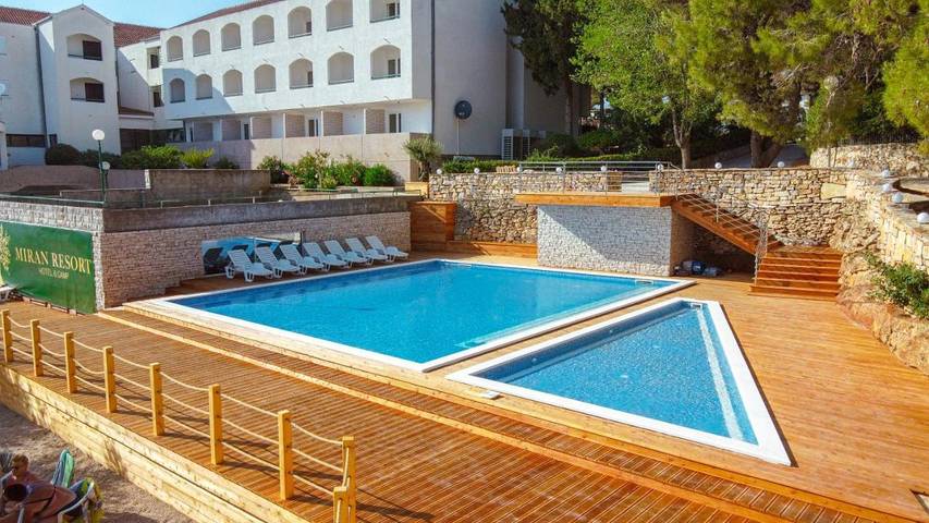 Camping pour 4 personnes, avec piscine ainsi que jardin et bassin pour enfant à Pirovac - 4