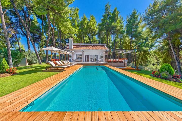 Ferienhaus für 12 Personen, mit Balkon und Whirlpool sowie Terrasse und Pool in Chalkidiki