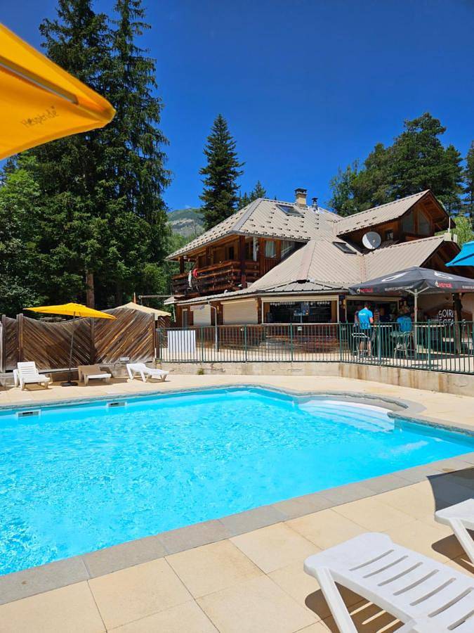 Location de vacances pour 10 personnes, avec piscine et terrasse, animaux acceptés à Beauvezer