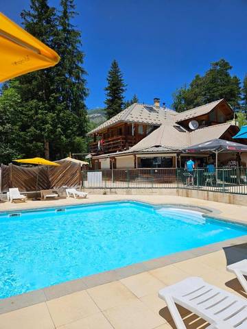 Gîte pour 10 personnes, avec terrasse et piscine, animaux acceptés à Beauvezer