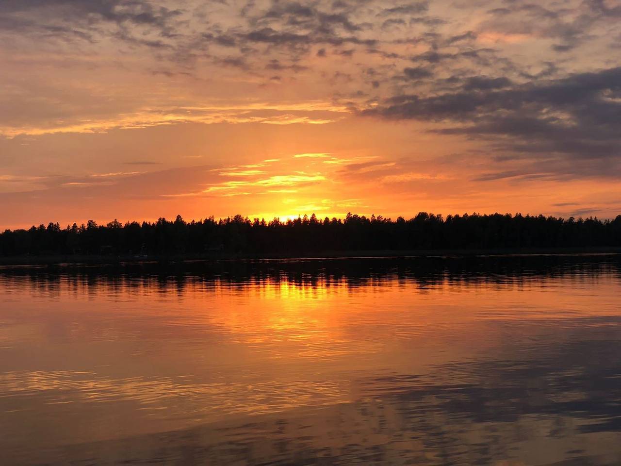 Schwedenhaus am See – Ferienhaus mit Motorboot & Steg in Storfors in Storfors, Värmland
