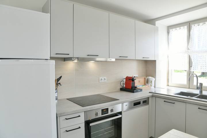 Entire apartment, Apartment 'Aux Volets Bleus' with Wi-Fi, Ground Floor and Parking in Chignin, Chambéry region
