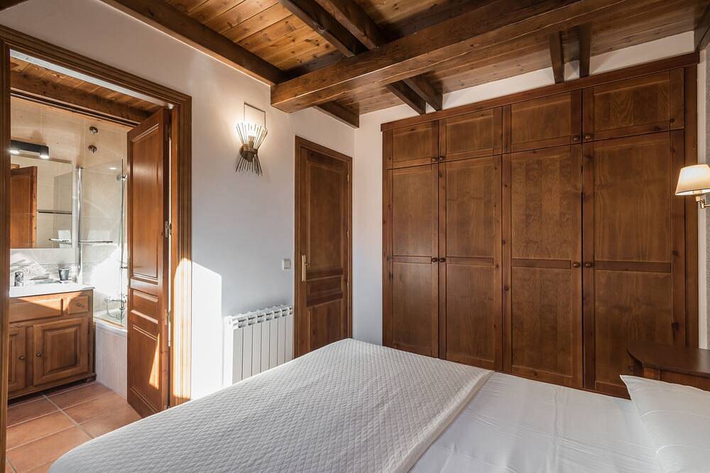 Entire apartment, Unhola by Totiaran beautiful house in Bagergue in Bagergue, Naut Aran