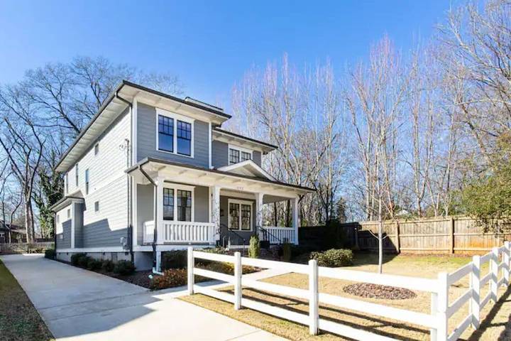 Vacation home for 16 people, with yard and hot tub in Atlanta