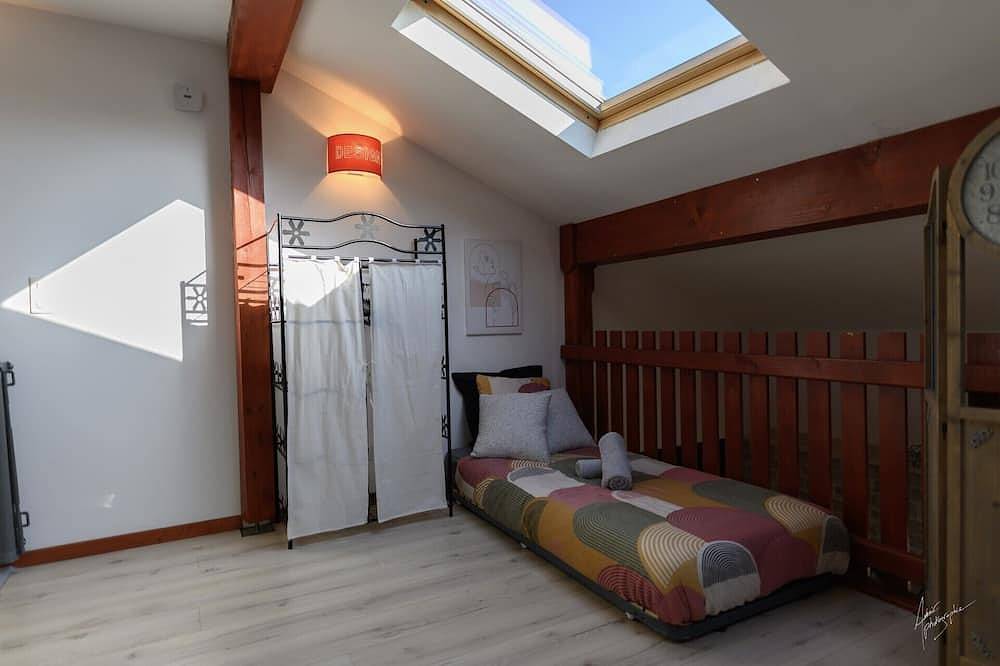 Entire apartment, Le Cocon: between city and nature, overlooking the lake, ideal for families and professionals in Épinal, Épinal region