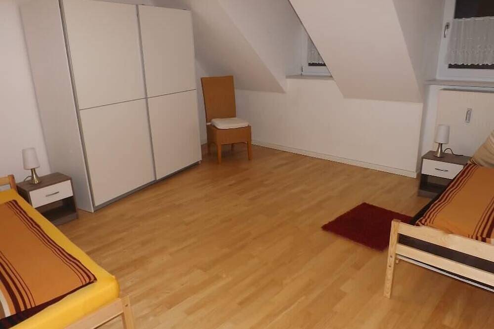 Ganze Wohnung, Helle Dachstudio Fewo mit moderner Einbauküche in Floß, Naturpark Nördlicher Oberpfälzer Wald