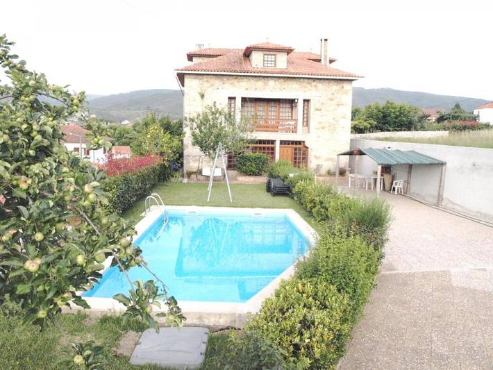 Location de vacances pour 14 personnes, avec Balcon ainsi que Jardin et Piscine dans Venade