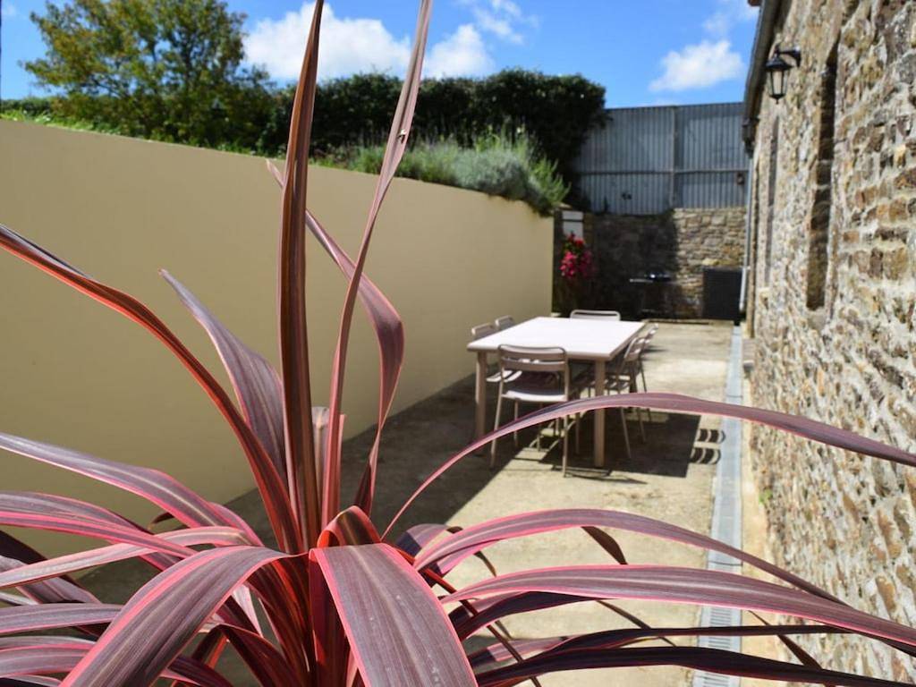Two-Bedroom Holiday Home in Canville-la-Rocque, Région de Coutances