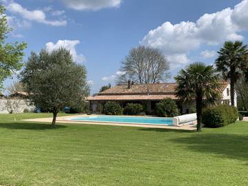 Gîte pour 8 personnes, avec terrasse ainsi que jardin et piscine à Chenac-Saint-Seurin-d'Uzet