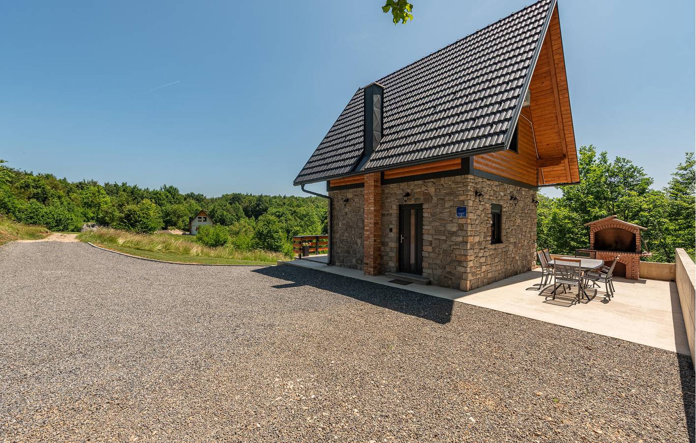 Charmante Ferienwohnung mit WLAN, Klimaanlage, Parkplatz, Terrasse und Grill in Prozor, Lika-Senj