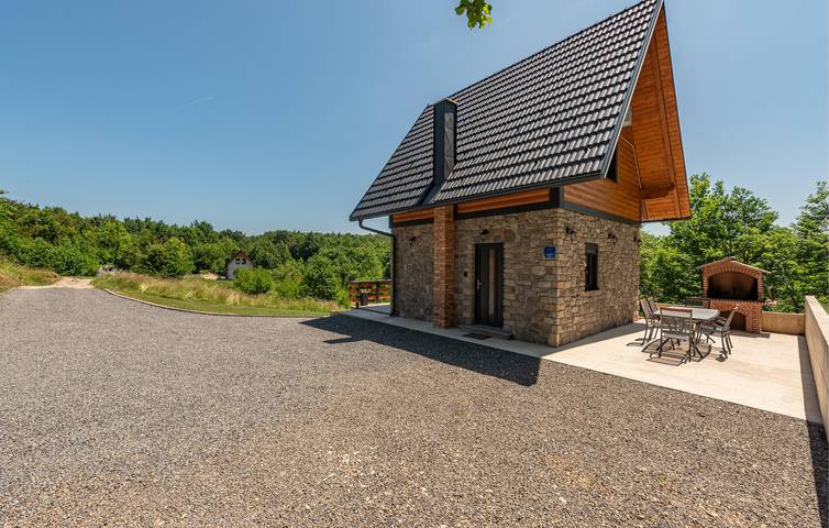 Charmante Ferienwohnung mit WLAN, Klimaanlage, Parkplatz, Terrasse und Grill in Prozor, Lika-Senj