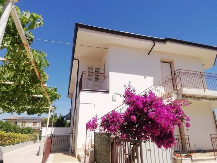 Ferienwohnung für 5 Personen, mit Balkon und Terrasse sowie Garten und Ausblick in Isca sullo Ionio